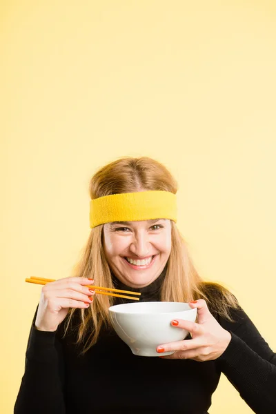 Mujer divertida retrato real alta definición amarillo backgrou — Foto de Stock