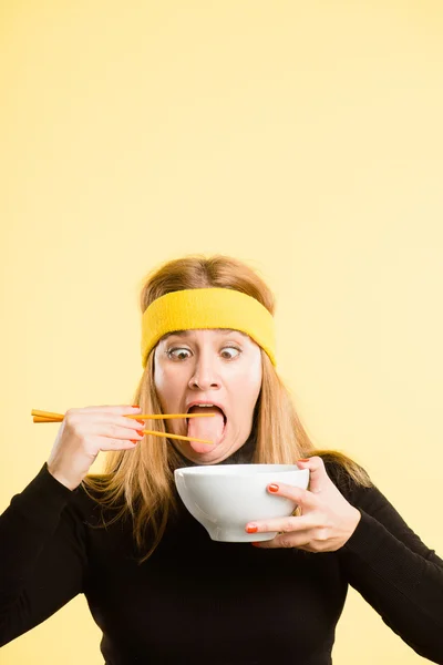 Rolig kvinna stående riktigt högupplöst gul ba — Stockfoto