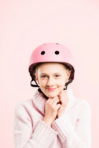 Divertente donna indossa casco da ciclismo ritratto rosa sfondo — Foto Stock