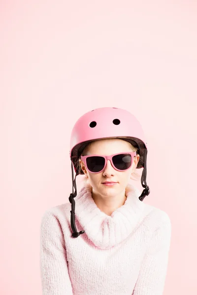 Mujer divertida con casco de ciclismo retrato rosa fondo real — Foto de Stock
