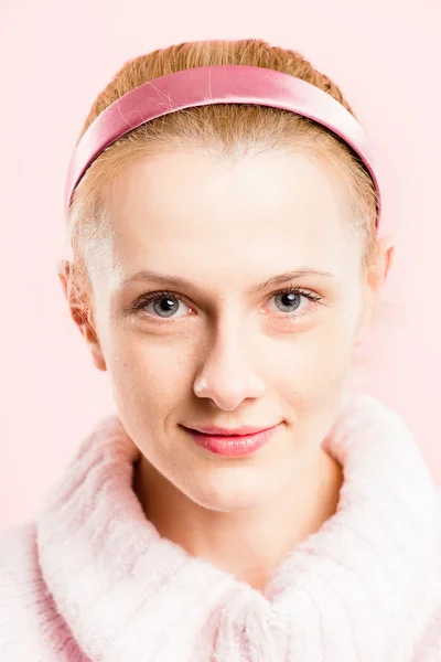 Mujer feliz retrato rosa fondo real alta definición — Foto de Stock