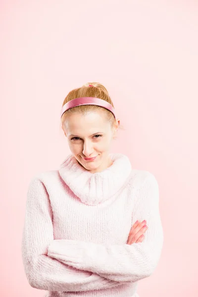 Engraçado mulher retrato rosa fundo real alta definição — Fotografia de Stock