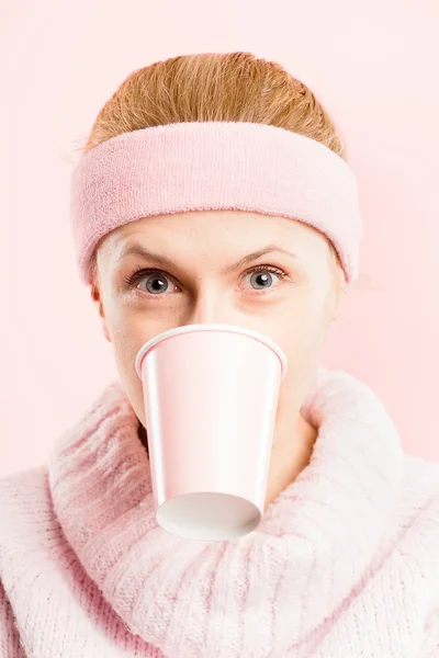 Mujer divertida retrato rosa fondo real alta definición — Foto de Stock