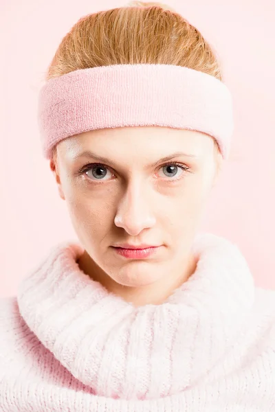Vicces nő portré rózsaszín háttér valódi nagyfelbontású — Stock Fotó