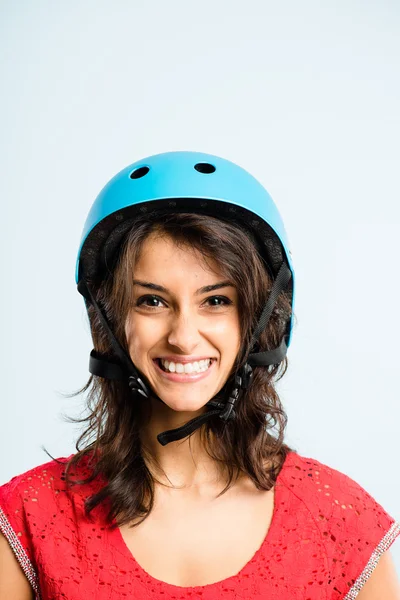 Grappige vrouw dragen fietsen helm portret echte high definition — Stockfoto