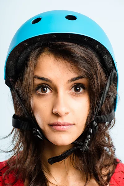 Engraçado mulher vestindo ciclismo capacete retrato real alta def — Fotografia de Stock