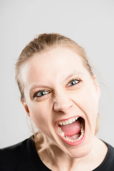 Mujer divertida retrato real de alta definición gris fondo —  Fotos de Stock