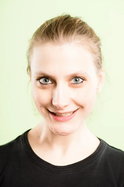 Lustige Frau Porträt echte High-Definition-grüne Hintergrund — Stockfoto