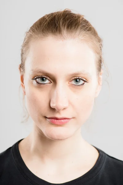 Ernstige vrouw portret echte high-definition grijs CHTERGRO — Stockfoto