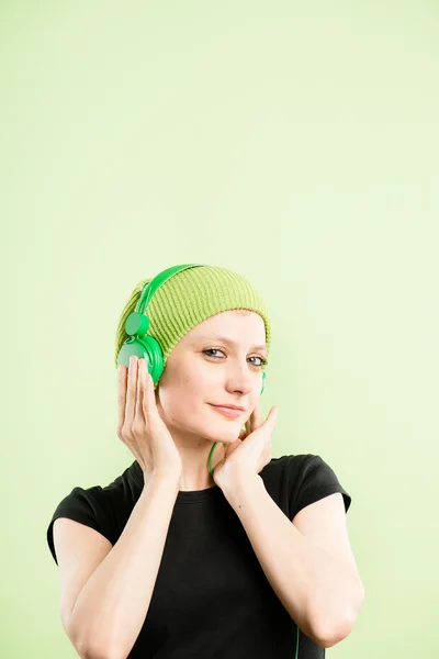 Engraçado mulher retrato real alta definição verde backgroun — Fotografia de Stock