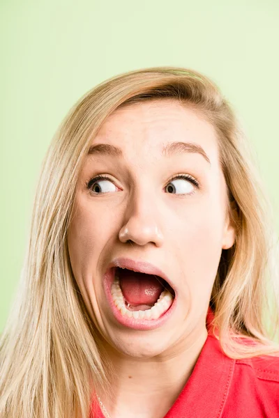搞笑女人肖像真正高清绿色艾菲尔铁塔的背景 — 图库照片