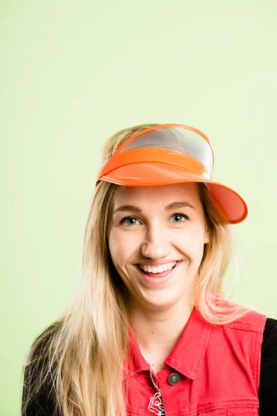Забавный женский портрет реального зеленого бэкграунда высокого разрешения — стоковое фото