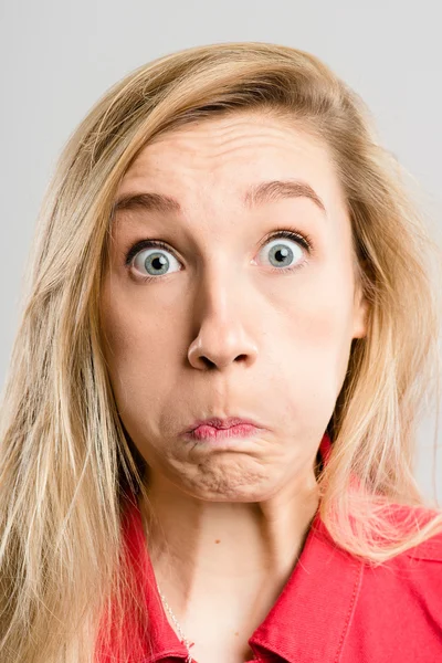 Mujer divertida retrato real de alta definición gris fondo —  Fotos de Stock