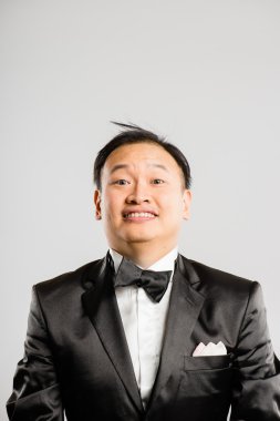 komik adam portresi gerçek yüksek çözünürlüklü gri arka plan