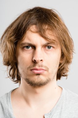 ciddi adam portresi gerçek yüksek çözünürlüklü gri arka plan