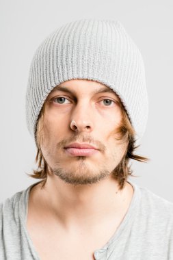 ciddi adam portresi gerçek yüksek çözünürlüklü gri arka plan