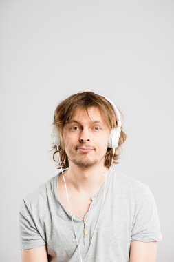 komik adam portresi gerçek yüksek çözünürlüklü gri arka plan