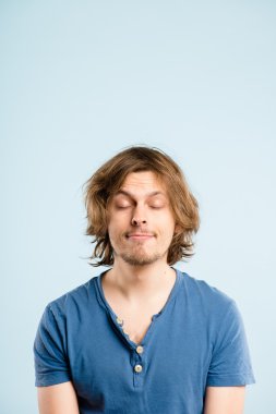 komik adam portresi gerçek yüksek çözünürlüklü mavi arka plan