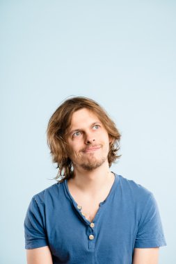 komik adam portresi gerçek yüksek çözünürlüklü mavi arka plan