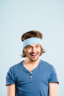 komik adam portresi gerçek yüksek çözünürlüklü mavi arka plan