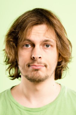 ciddi adam portresi gerçek yüksek çözünürlüklü yeşil adam