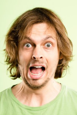 komik adam portresi gerçek yüksek çözünürlüklü yeşil arka plan