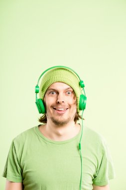 komik adam portresi gerçek yüksek çözünürlüklü yeşil arka plan