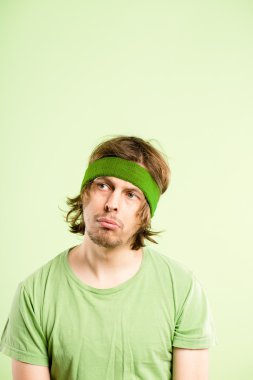 komik adam portresi gerçek yüksek çözünürlüklü yeşil arka plan