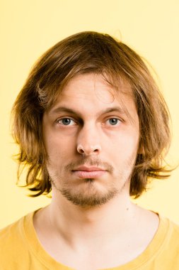 ciddi adam portresi gerçek yüksek çözünürlüklü sarı backgrou