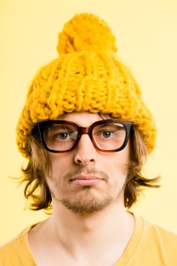 komik adam portresi gerçek yüksek çözünürlüklü sarı arka plan