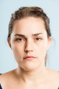 ciddi kadın portre gerçek yüksek çözünürlüklü yeşil arka plan