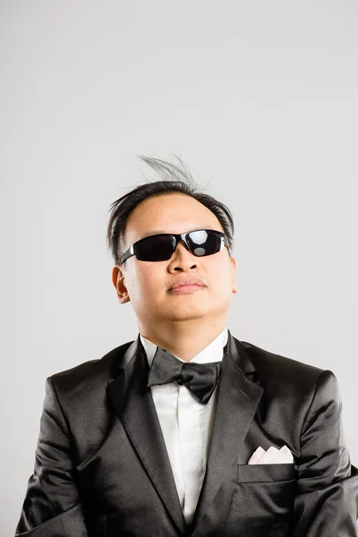 Engraçado homem retrato real alta definição cinza fundo — Fotografia de Stock