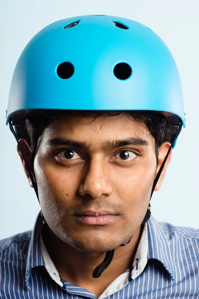 Hombre divertido con casco de ciclismo retrato de alta defin real — Foto de Stock