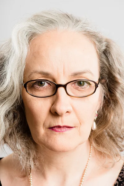 Ernstige vrouw portret echte high-definition grijs CHTERGRO — Stockfoto