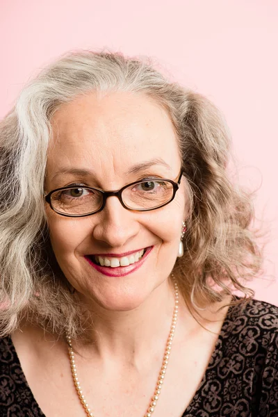 mutlu kadın portre pembe arka plan gerçek yüksek çözünürlüklü