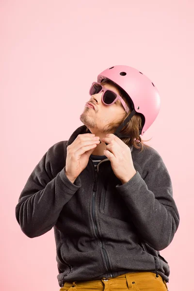 Vicces ember portré rózsaszín háttér valódi nagyfelbontású — Stock Fotó