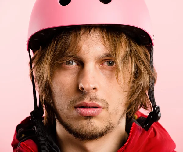 Rolig människa porträtt rosa bakgrund riktigt högupplöst — Stockfoto