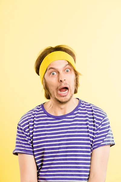 Grappige mens portret echte high-definition gele achtergrond — Stockfoto