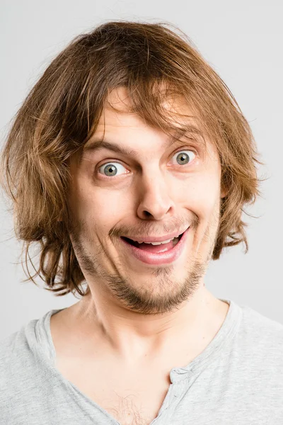 Grappige mens portret echte high-definition grijze achtergrond — Stockfoto