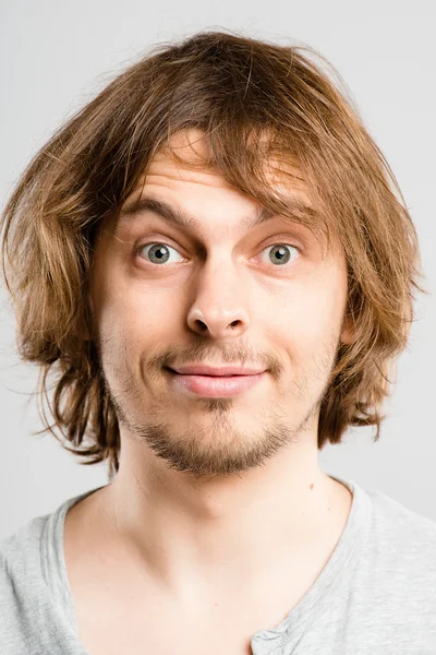 Hombre feliz retrato real de alta definición gris fondo — Foto de Stock