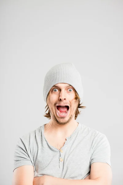 Divertido hombre retrato real de alta definición gris fondo — Foto de Stock