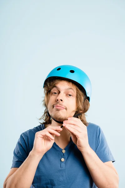 サイクリング ヘルメット肖像画の実際の高身に着けている変な男としてください。 — ストック写真
