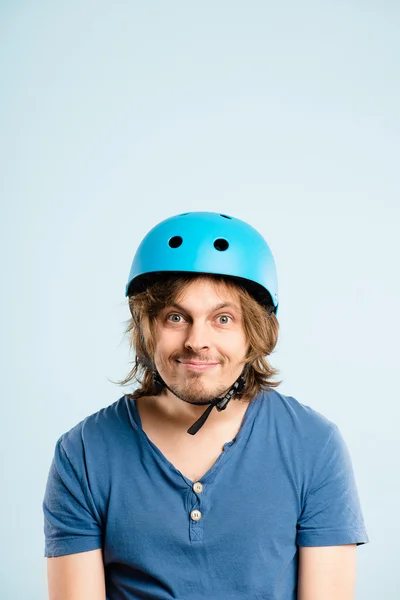Divertente uomo indossa casco da ciclismo ritratto reale alto defin — Foto Stock