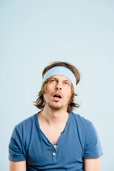 Grappige mens portret echte high-definition blauwe achtergrond — Stockfoto