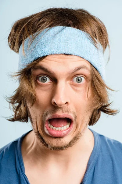 Grappige mens portret echte high-definition blauwe achtergrond — Stockfoto