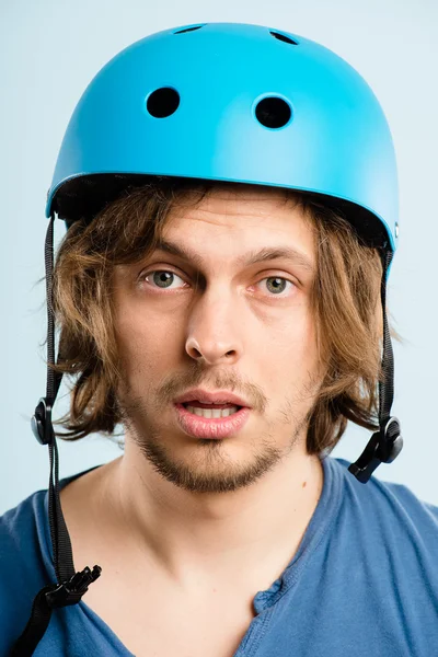 komik adam Bisiklet kaskı portre yüksek giyen defin