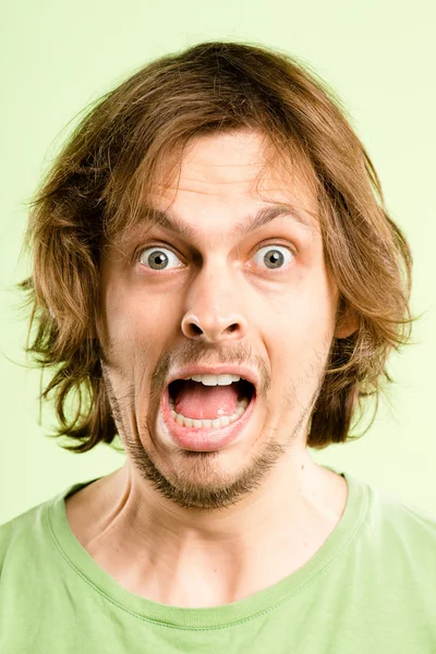 komik adam portresi gerçek yüksek çözünürlüklü yeşil arka plan