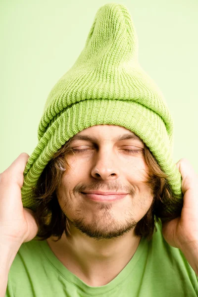 Grappige mens portret echte high-definition groene achtergrond — Stockfoto