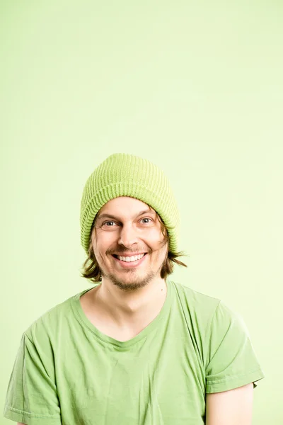 Boldog ember álló igazi magas meghatározás zöld háttér — Stock Fotó