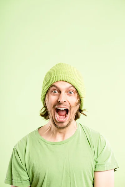 Grappige mens portret echte high-definition groene achtergrond — Stockfoto